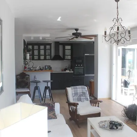 Departamento De Categoría En Playa San Juan, Con Vistas Al Mar Y A Metros De La Playa